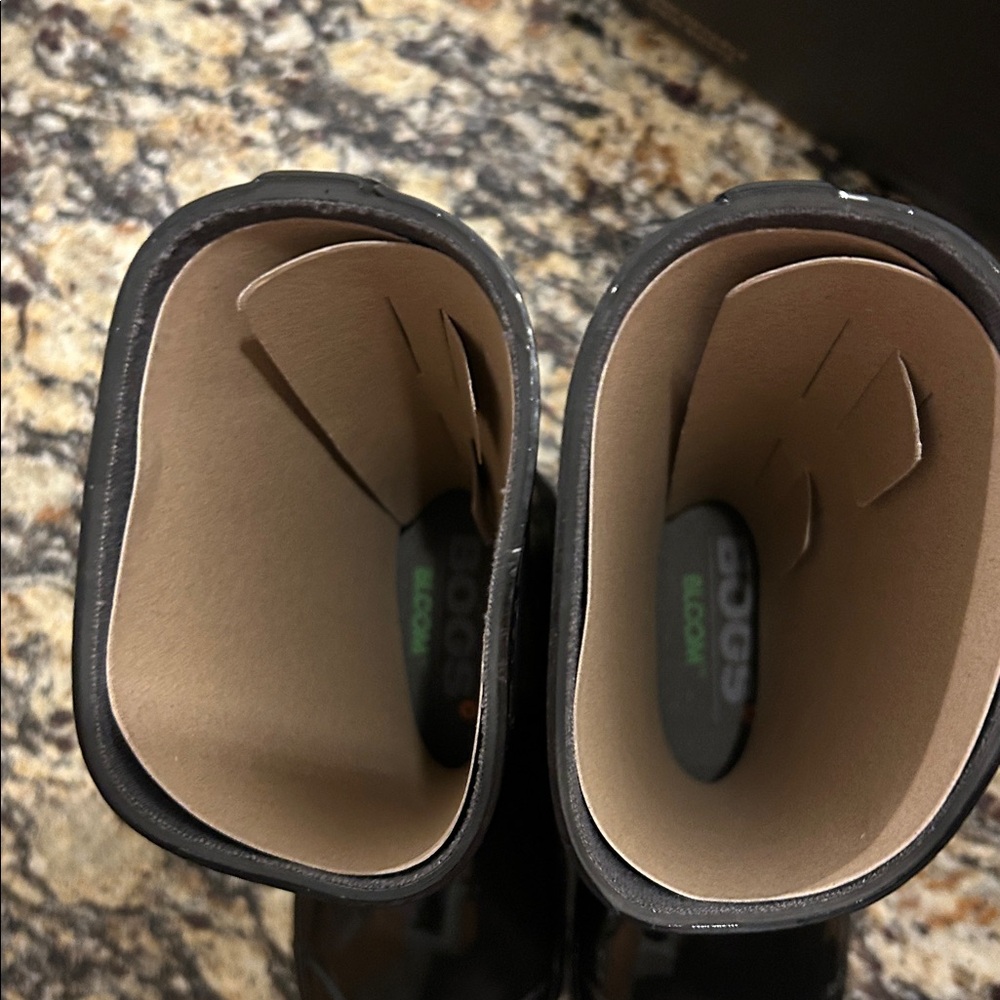 Bogs Black Glossy Rain Boots, size 4Y - Picture 4 of 6